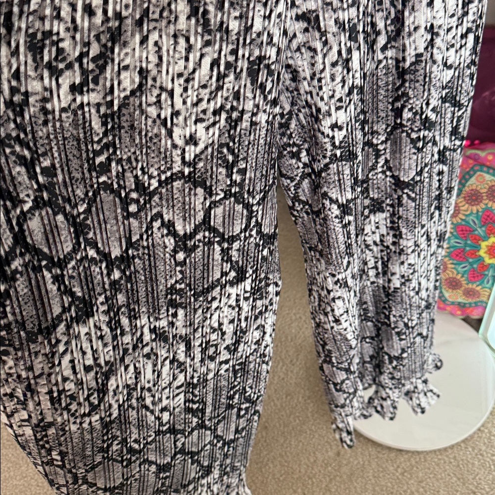 Black & White Snake-Print Sleeveless Jumpsuit - Picture 2 of 5